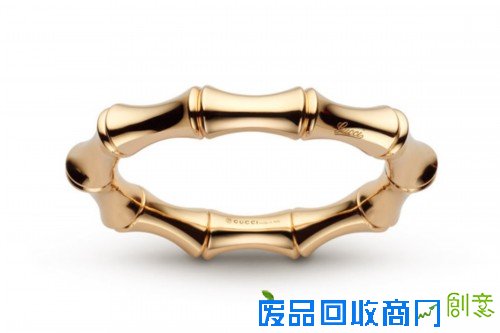 跟随张孝全的脚步，于优雅浪漫的米兰行走成为一道别致风景。在古典艺术浸染的意大利街头，感怀异乡的温情与惊喜。腕间的精制Gucci Bamboo手镯配饰，在黑白格调中更显沉淀与稳重，那不经意的一瞥足以触动我们的目光。