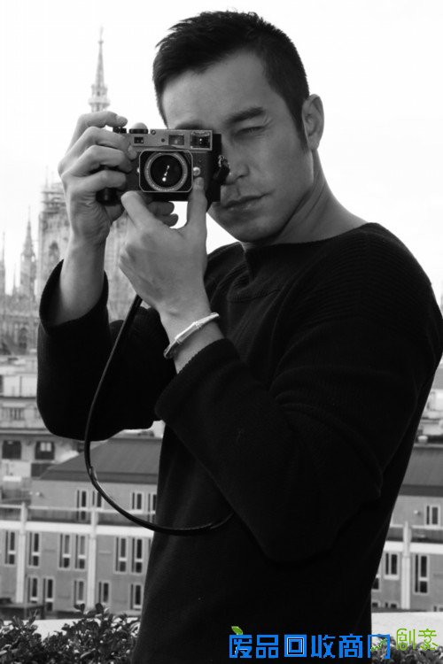 跟随张孝全的脚步，于优雅浪漫的米兰行走成为一道别致风景。在古典艺术浸染的意大利街头，感怀异乡的温情与惊喜。腕间的精制Gucci Bamboo手镯配饰，在黑白格调中更显沉淀与稳重，那不经意的一瞥足以触动我们的目光。