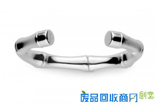 跟随张孝全的脚步，于优雅浪漫的米兰行走成为一道别致风景。在古典艺术浸染的意大利街头，感怀异乡的温情与惊喜。腕间的精制Gucci Bamboo手镯配饰，在黑白格调中更显沉淀与稳重，那不经意的一瞥足以触动我们的目光。