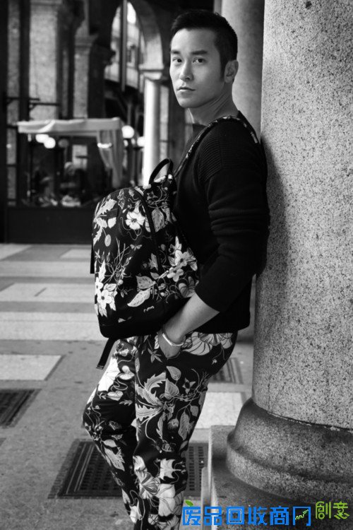 跟随张孝全的脚步，于优雅浪漫的米兰行走成为一道别致风景。在古典艺术浸染的意大利街头，感怀异乡的温情与惊喜。腕间的精制Gucci Bamboo手镯配饰，在黑白格调中更显沉淀与稳重，那不经意的一瞥足以触动我们的目光。