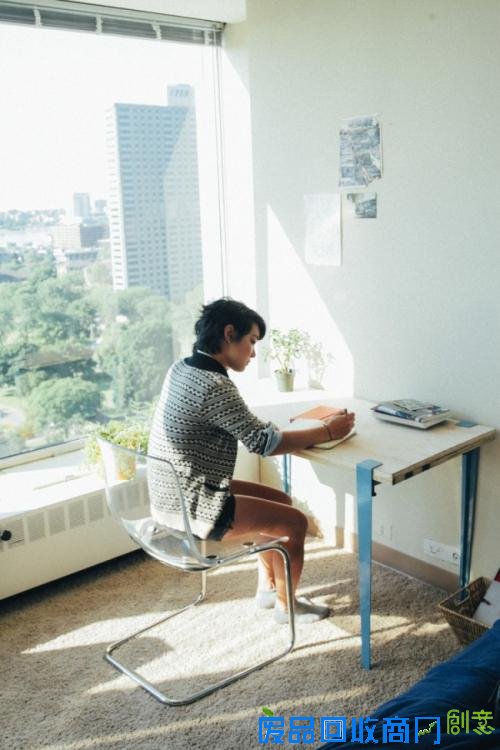  简约的自搭桌子