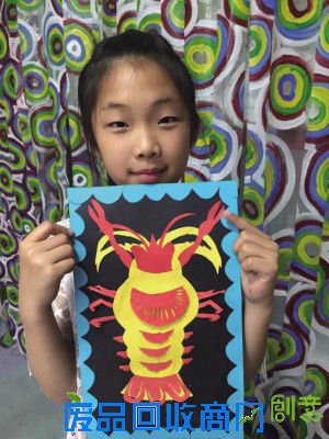 童话教育：儿童剪纸教育，一定要根据儿童的自主性心理特征，尊重儿童独特的无意识审美感受，呵护童心无拘无束地表达思想、情感和愿望的积极性，同时根据儿童不同年龄和个性，协助他们的主体行为，引导他们学习传统民间剪纸的知识和技法。教师将成人剪纸的图样，甚至是绘画化刻纸的图样复印或复制给学生，让学生照样剪刻，追求又细又像，使学生成为一味模仿的工具，这是不可取的。