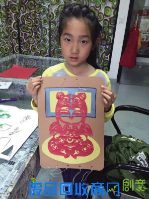 童话教育：儿童剪纸教育，一定要根据儿童的自主性心理特征，尊重儿童独特的无意识审美感受，呵护童心无拘无束地表达思想、情感和愿望的积极性，同时根据儿童不同年龄和个性，协助他们的主体行为，引导他们学习传统民间剪纸的知识和技法。教师将成人剪纸的图样，甚至是绘画化刻纸的图样复印或复制给学生，让学生照样剪刻，追求又细又像，使学生成为一味模仿的工具，这是不可取的。