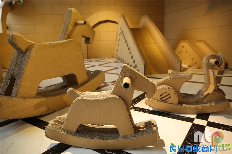 摄影师带你走进“纸箱故事馆”的奇妙世界