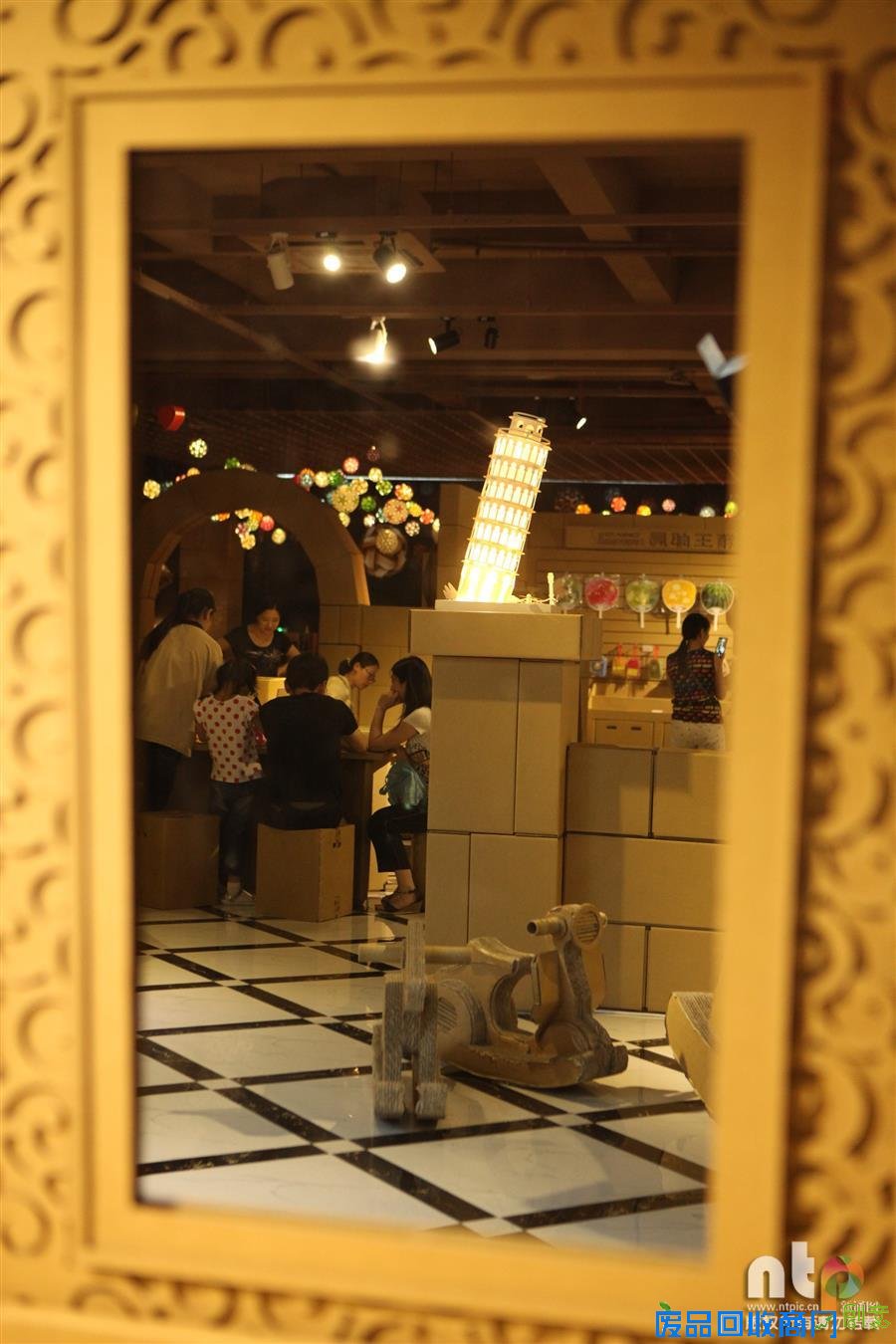 摄影师带你走进“纸箱故事馆”的奇妙世界