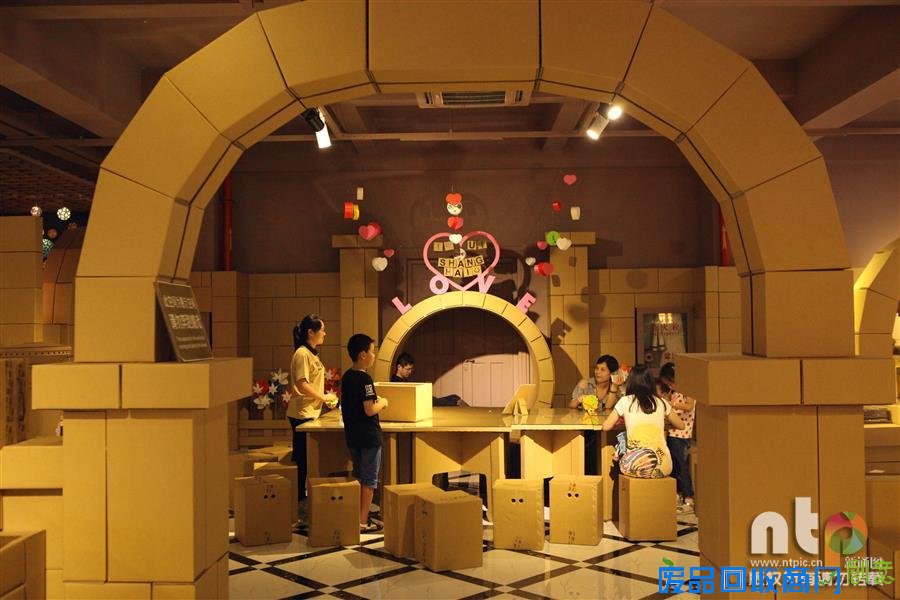 摄影师带你走进“纸箱故事馆”的奇妙世界