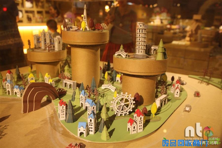 摄影师带你走进“纸箱故事馆”的奇妙世界