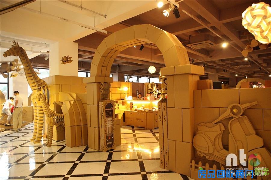 摄影师带你走进“纸箱故事馆”的奇妙世界