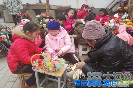 学习编花篮的女童