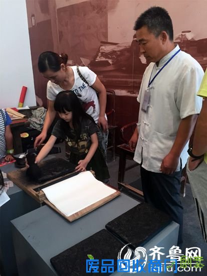 小朋友学习印刷年画