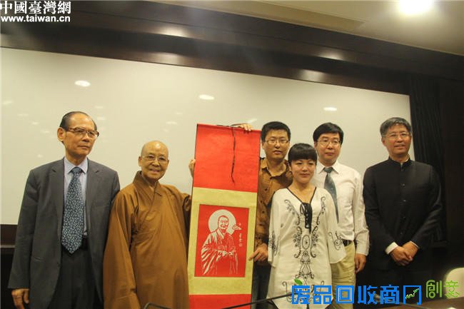 失臂剪纸艺术家夏红老师佛光山展示足艺剪纸(图)