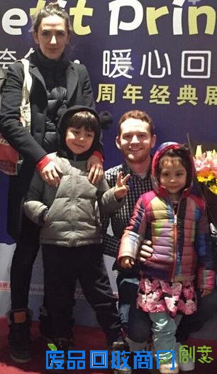 刘烨娇妻带儿女看剧:诺一长高 霓娜镜头感十足(图)