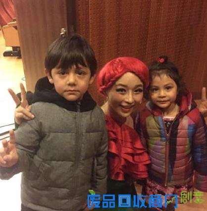 刘烨娇妻带儿女看剧:诺一长高 霓娜镜头感十足(图)