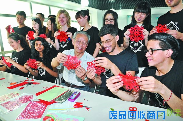 “洋徒弟”在合肥学剪纸 感受中国传统文化（图）