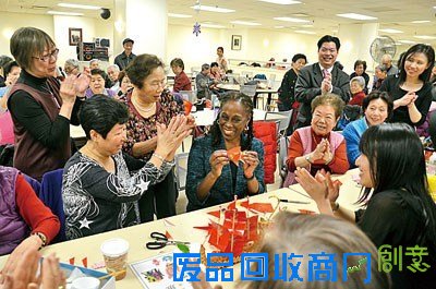 纽约市长夫人探访华裔老人学习中国剪纸乐开怀