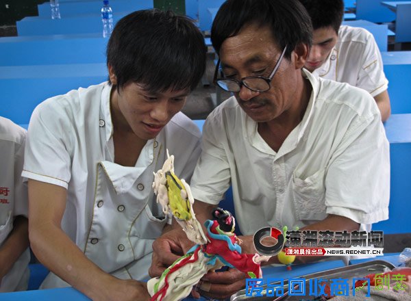 “面人王”捏出嫦娥奔月“捏面人很快乐”[图]