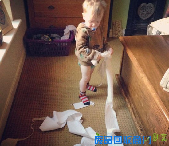 儿子把卫生纸扯一地