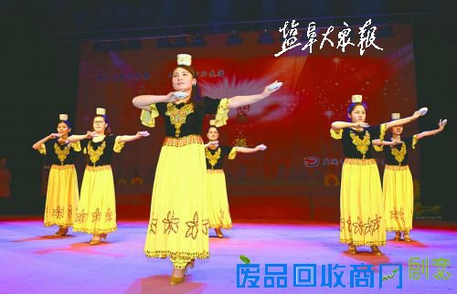 市田家炳中学新疆班的300多名学生今年在盐城过大年。他们编排了丰富的文艺节目，穿上民族服装，载歌载舞，庆祝猴年新春到来。                         本报记者  孙海鹏  摄