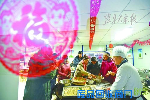 在市区内环高架西环X2标段，春节不能回家的北京城建留守值班人员正在餐厅包饺子，准备年夜饭。
                         本报记者  金胜春  摄