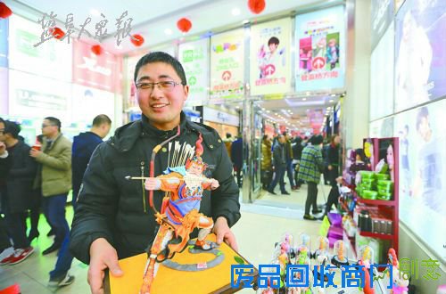 弓张满，弦紧绷，须发皆白的黄忠一身盔甲，这是由民间艺人许根洋捏制的面塑人物。
                     本报记者  李思远  摄