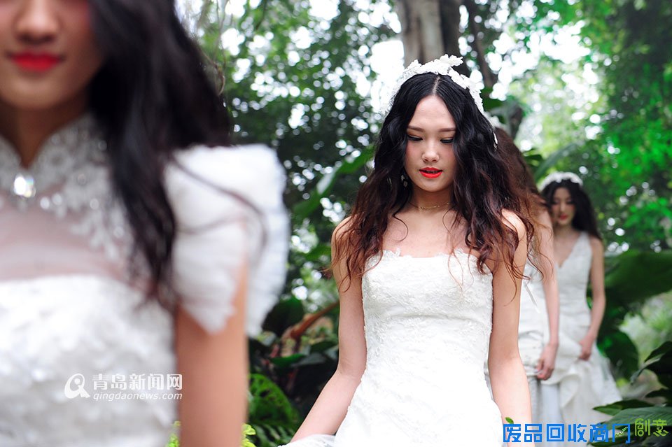 高清:世博园上演丛林婚纱秀 模特宛如林间仙子