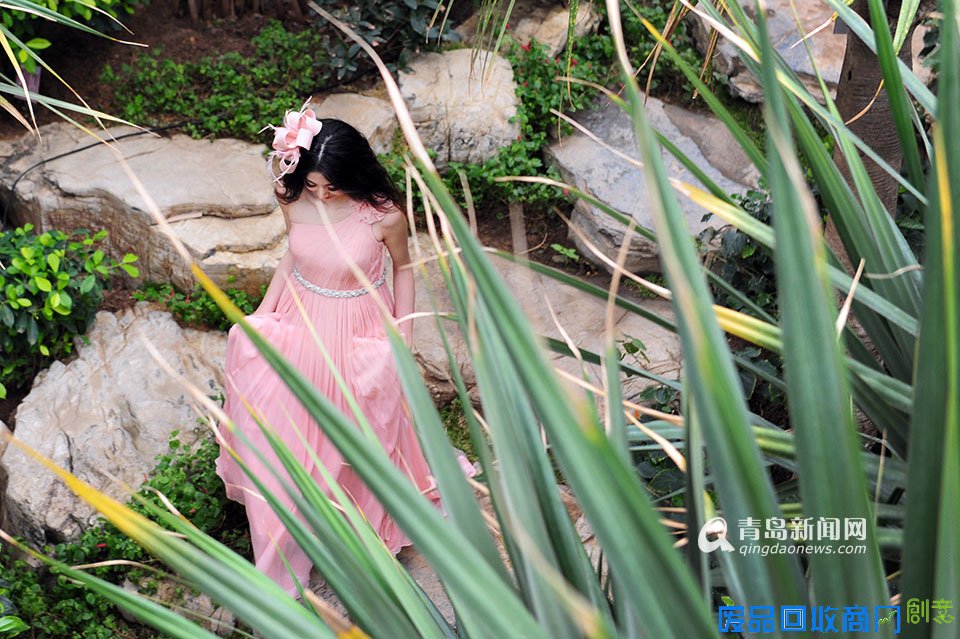 高清:世博园上演丛林婚纱秀 模特宛如林间仙子