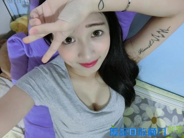 16岁嫩妹卸妆成憔悴大婶 网友:色差太大