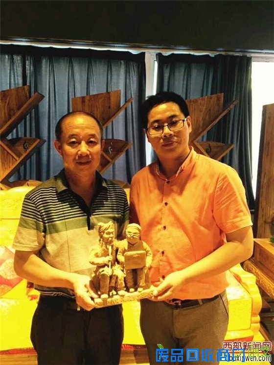  中国黄土民俗泥塑第一人王文瑜和西部新闻网总编张龙