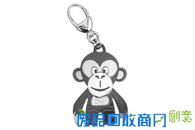 商报讯 2015年12月29日,一段时长6分钟的百事可乐猴年贺岁广告在朋友圈里疯转。百事可乐邀请“猴王”六小龄童,参与创作并演绎了这支充满“猴王情怀”的广告片。片中,六小龄童以章家猴戏接班人的真实身份出镜,讲述了从田间地头到电视荧幕,章家四代人坚持用猴戏把快乐带给千家万户的故事,鼓励更多人传递快乐。