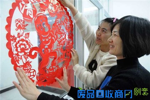 2月2日，该区老街街道办事处干部在便民服务中心张贴廉洁“窗花”。 