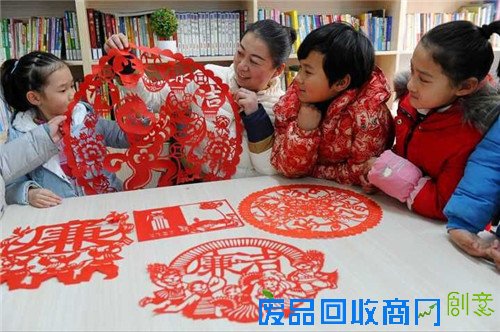 2月2日，该区老街街道办事处受降路社区主任荆海燕在向辖区青少年传授廉洁剪纸技艺。