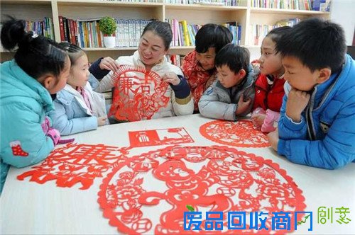 2月2日，该区老街街道办事处受降路社区主任荆海燕在向辖区青少年传授廉洁剪纸技艺。