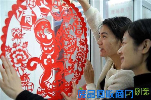 2月2日，该区老街街道办事处干部在便民服务中心张贴廉洁“窗花”。 