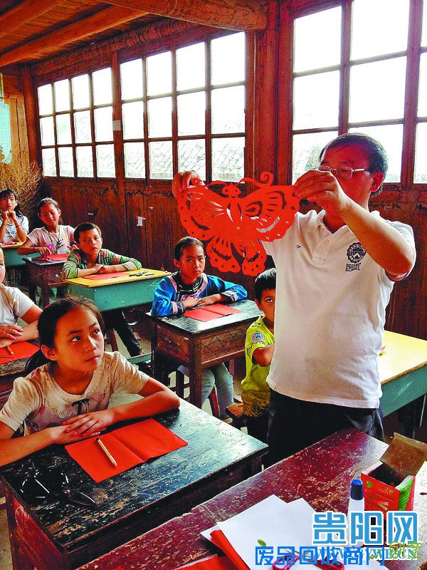 山村杨老师人称剪纸王 作品超400多幅屡次获奖