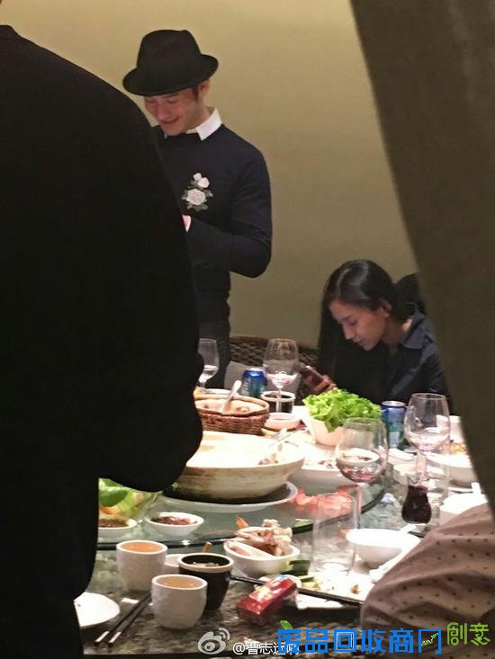 虐狗！baby肩靠黄晓明 教主狂闻娇妻长发