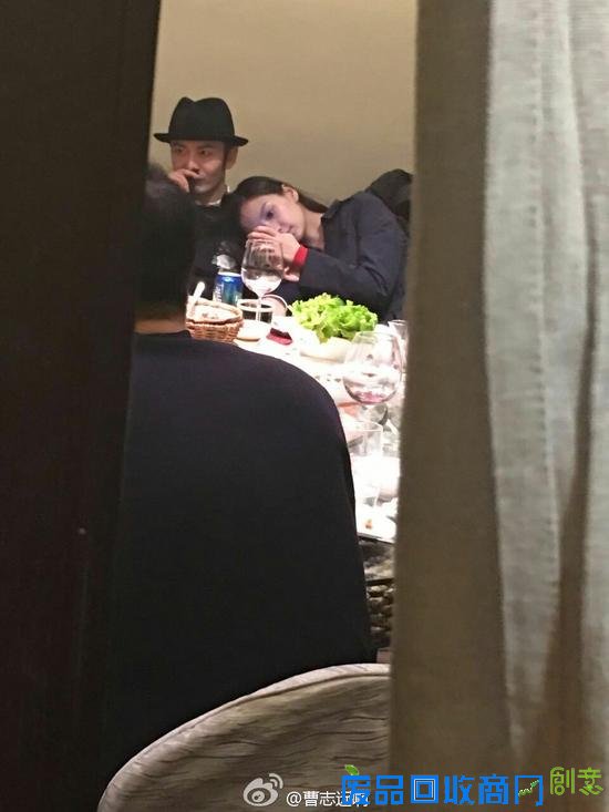 虐狗！baby肩靠黄晓明 教主狂闻娇妻长发