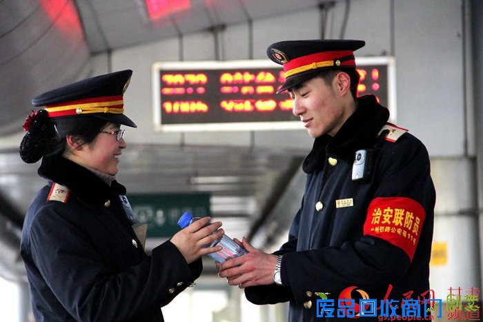 甘肃:一对“90后”情侣的春运坚守【组图】