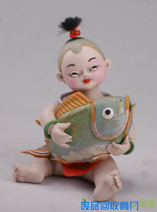 张俊显面塑作品《抱鱼娃》 张俊显面塑作品《抱鱼娃》