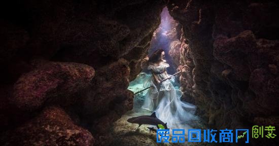 唯美！加拿大摄影师水下拍摄美女与鲨鱼和谐共舞(图)