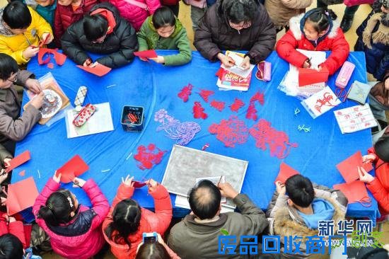 天津：学生剪纸作品迎猴年