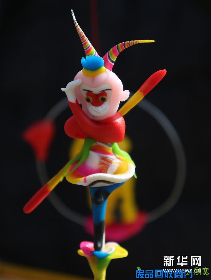 （1）这是2月2日在山东省郯城县郯城街道十里年集上拍摄的面塑作品《孙悟空》。