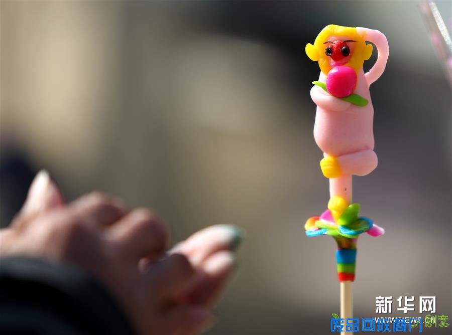 （1）这是2月2日在山东省郯城县郯城街道十里年集上拍摄的面塑作品《孙悟空》。