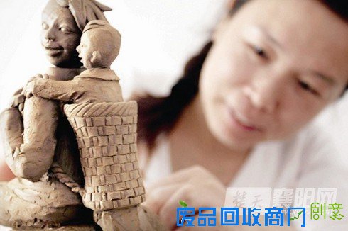 襄阳有个美女“泥人张” 泥巴入手皆成了像