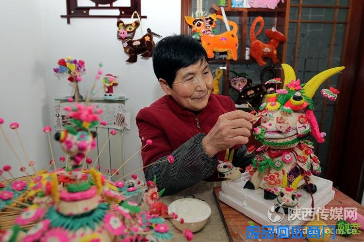 77岁的民间艺人王桂芳老人巧手制作面花(高清组图）