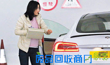 郭晶晶开豪车接送儿子上贵族学校 打扮朴素