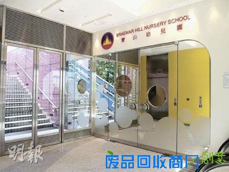 郭晶晶开豪车接送儿子上贵族学校 打扮朴素