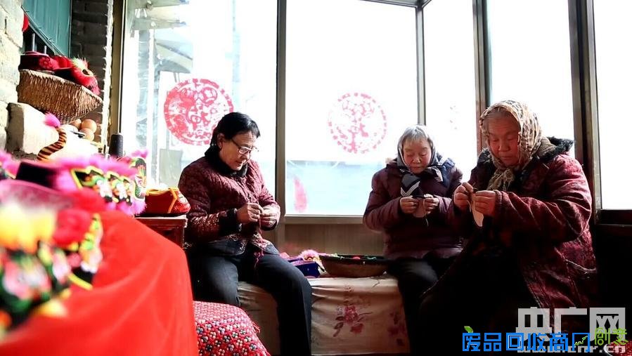 石家庄：一针一线虎头鞋 浓浓年味度新春