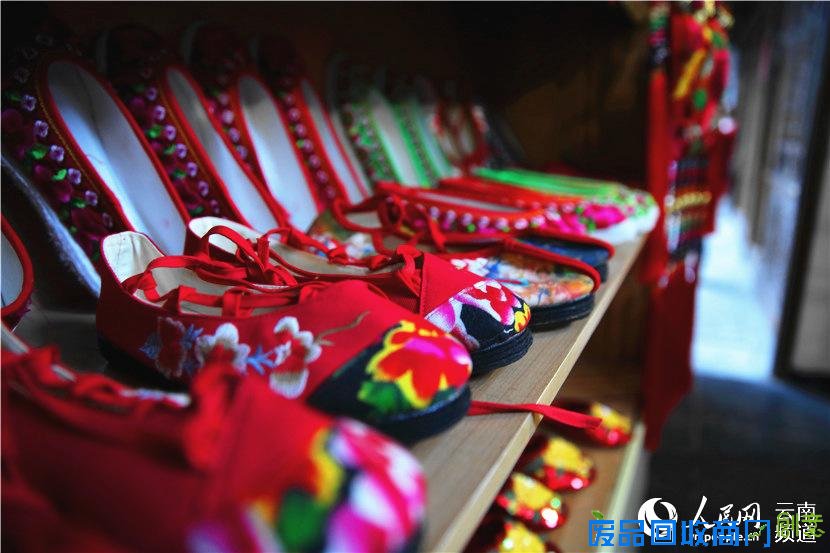 白族工艺绣花鞋 人民网 薛丹 摄