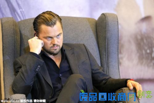 [明星爆料]小李子懒理与蕾哈娜绯闻 全黑Look表情冷