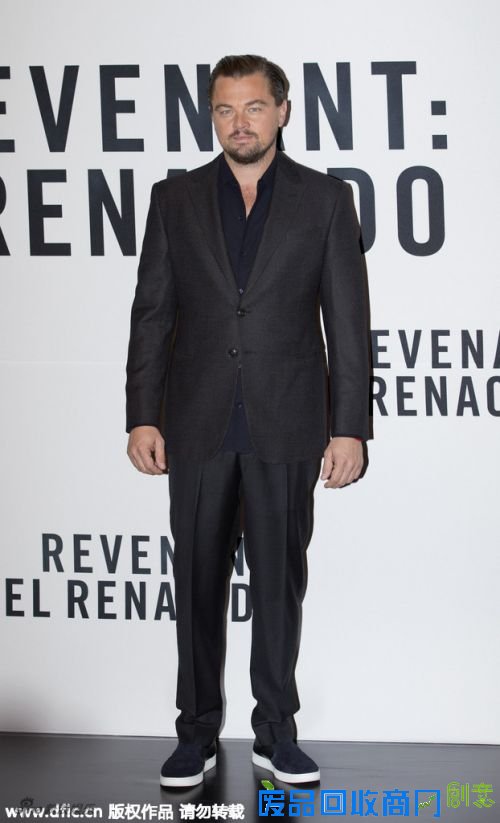 [明星爆料]小李子懒理与蕾哈娜绯闻 全黑Look表情冷